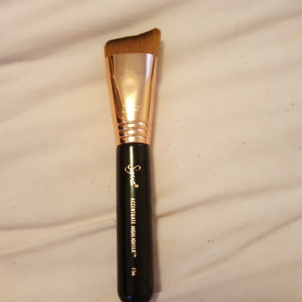 Sigma rose gold accentuate highlighter f56 brush